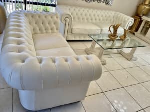 LEATHER WHITE CHESTERFIELD LOUNGE GREAT CONDITION