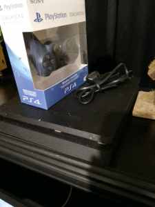 PlayStation 4 PRE-OWNED 