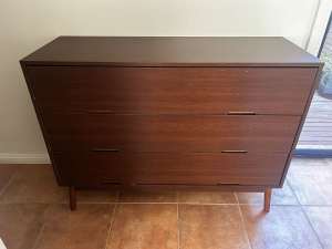Chest of drawers/dresser