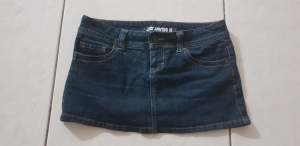 Short denim skirt - size 8