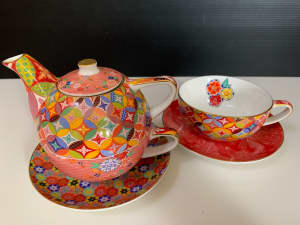 T2 Teapot cups and saucers