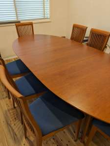 6-8 seater extendable dining table, including chairs