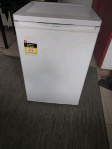 Westinghouse 130 litre reversible door bar fridge. Excellent condition