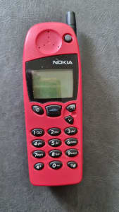 Nokia 5110, 1998 Edition. Good condition with minor wear. UNTESTED.