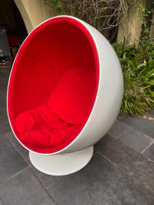 Fibreglass Egg Chair - excellent condition