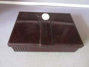 ART DECO 1930S BROWN BAKELITE DIVIDED JEWELLERY BOX WITH CAMEO