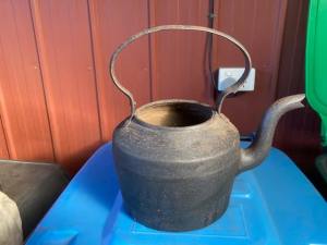 Mertons Vintage heavy cast iron kettle. Display. Knoxfield.
