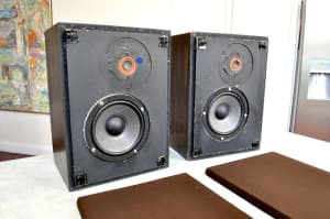 FULLY WORKING!! EPICURE SMALL BOOKSHELF SPEAKERS!! LOVELY SOUND!!