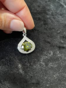 New: green pendant with cubic zirconias. Rhodium plated.