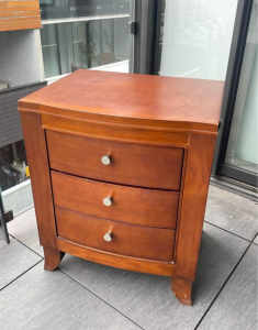 Quality wood chest of drawers/bed side table