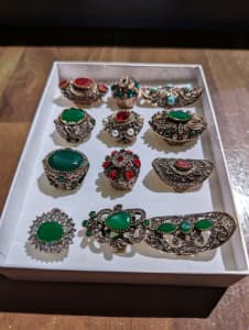 Set of nice brand new costume jewelery rings