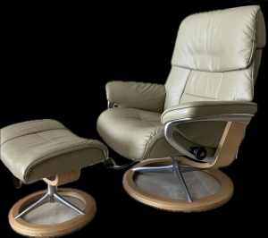 STRESSLESS RECLINER CHAIR AND FOOTSTOOL