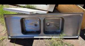 Double sink in good condition