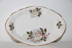 Royal Albert Boxed New Old  small Dish White Roses  20.5 x 13 cm