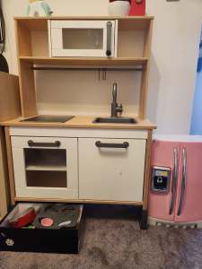 Toy kitchen and accessories 