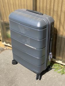 Hard shell suitcase (medium-large)