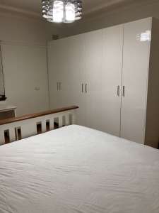 Large bedroom with queen bed, 3min to train and shops