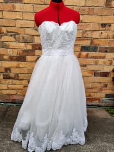 Gorgeous Strapless Ivory Lace Wedding Dress Size 10-12