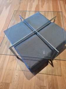 Glass and chrome coffee table with 4 ottomen