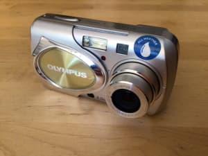 Olympus mju 400 4MP Digital Camera-Battery/Charger/XD Card -Tested