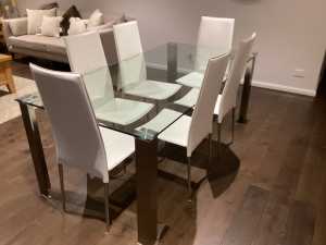 Glass dining table with 6 chairs in excellent condition