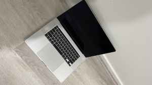 MacBook Pro 16 inch 2020 intel i7 32gb ram 512gb hard