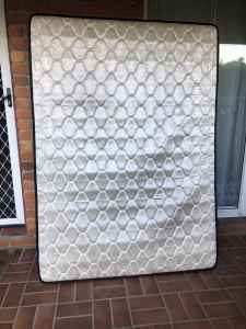 Cheap double mattress, clean and comfortable