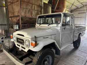1983 TOYOTA LANDCRUISER All Others 4 SP MANUAL 4X4 P/UP, 3 seats