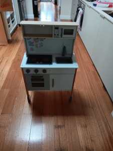 FREE kids toy oven. very good condition. lights still working