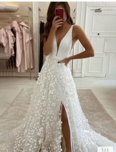 Beautiful bride wedding dress, new.