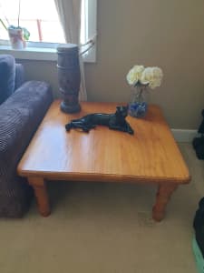 Pine square table in good condition 