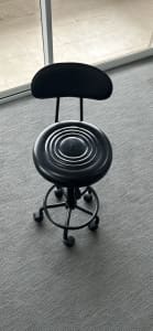Salon stool with back 
