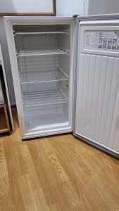 140L Kelvinator Freezer