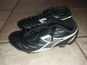 Diadora kids footy soccer AFL football boots size UK13 $20 REDUCED 