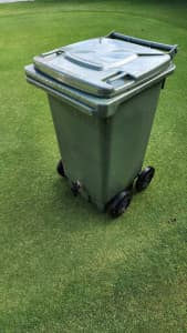 Water wheelie bin (excellent condition)