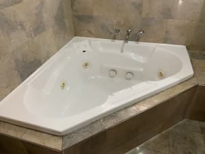 Corner Bath Spa