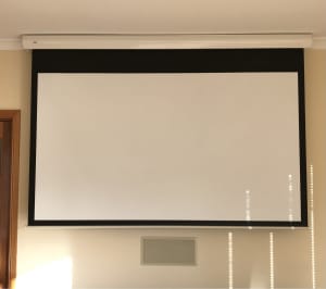 Projector Screen Motorized heavily reduced 92 inch
