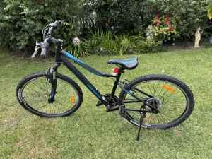 Small Women’s bike in good condition black and teal