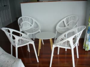 A set (4) sturdy white outdoor patio chairs & round table Exc Cond