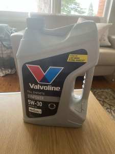 Valvoline full synthetic Synpower 5W-30 engine oil