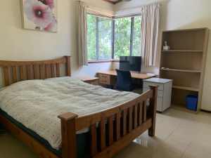 Large peaceful queen room 20 mins to CBD airport FIFO WIFI