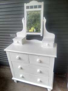 Antique Chest of Drawers (6) Excellent Condition Freshly painted.