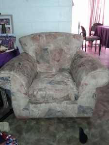 2x SINGLE COUCHES OR SOLD AS PAIR