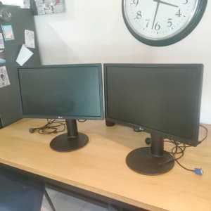 2 X LG computer monitor 32 cm