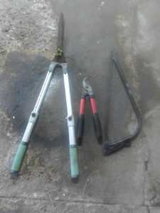 Garden/pruning equipment.