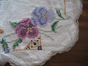 BEAUTIFUL VINTAGE EMBROIDERED WITH CROCHET OR PLACEMAT DESIGNS