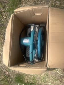 Makita Portable Cut Off Saw 355mm/14” (5 new cutting discs included) 