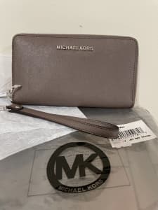 Michael Kors Jet Set Phone Wallet Wristlet - Taupe Brand New tags