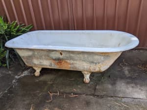 Old Lion Cast Iron Claw Foot Bath Tub