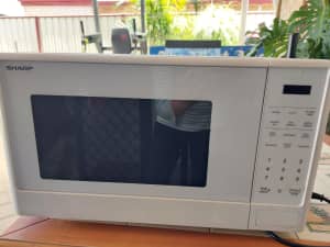 Rarely used sharp microwave in excellent condition 